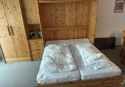 Schrankbett im Wohnzimmer