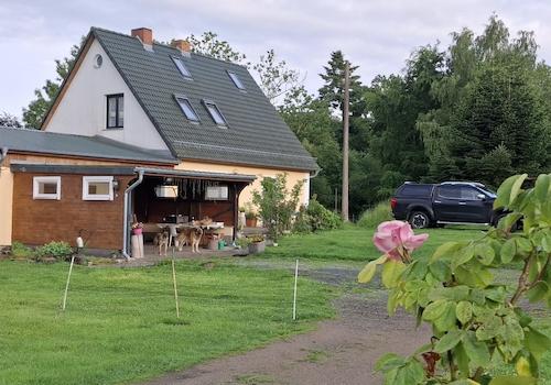 Blick auf Haus von der Straße aus