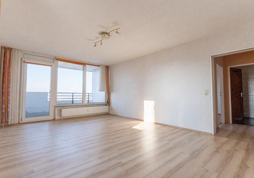 Das Wohn-/Esszimmer mit Blickrichtung Loggia