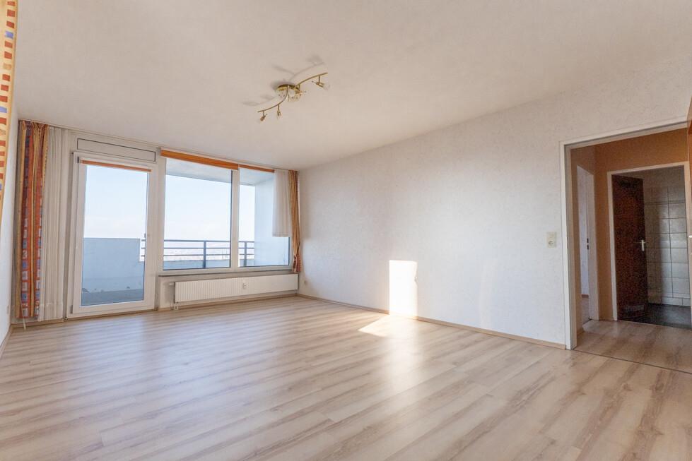 Das Wohn-/Esszimmer mit Blickrichtung Loggia