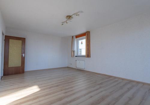 Blick von der Loggia zurück in das Wohn-Esszimmer