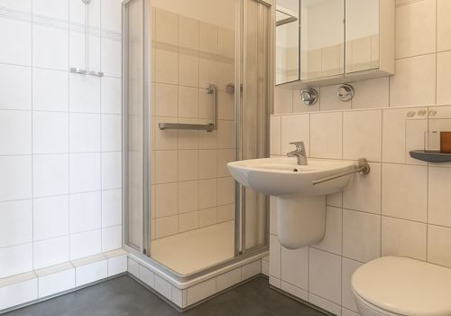 Das modern geflieste Duschbad