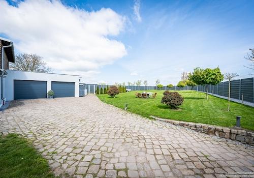 Einfahrt & Doppelgarage 