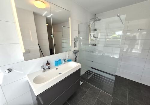 und begehbarer Dusche