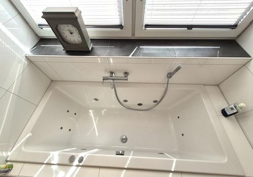 Badewanne mit Whirlpool