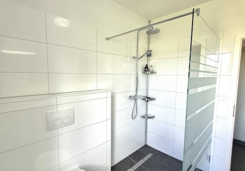 Bad 2 mit bodentiefer Dusche