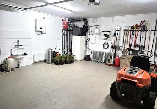 Doppelgarage mit Haustechnik (Luft-Wärmepumpe)