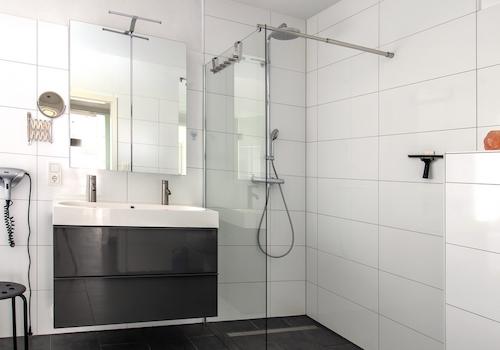 Bad 1: bodenebene Dusche