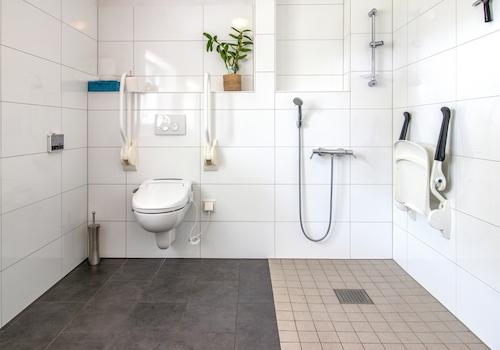 Bad 2: barrierefreies, rollstuhlgeeignetes Bad