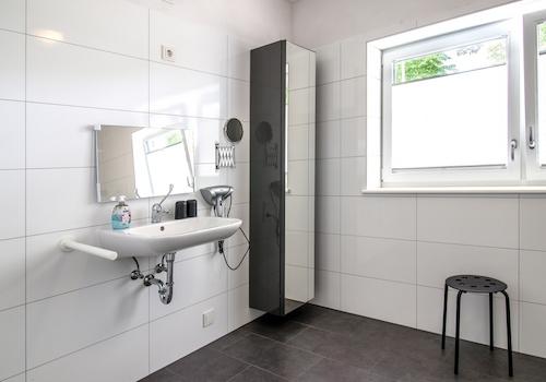 Bad 2: barrierefreies, rollstuhlgeeignetes Bad