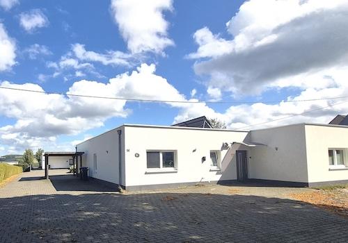 Hoffläche und Zufahrt