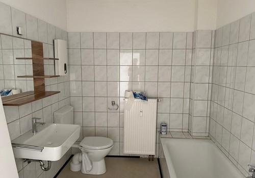 Bad mit Dusche und Badewanne