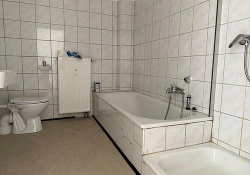 Bad mit Dusche und Badewanne