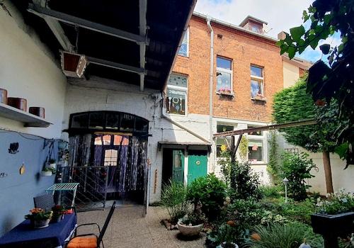 Rückansicht mit Einfahrt