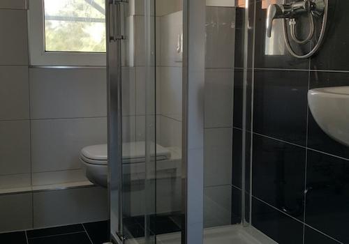 Wohlfühlbad Bad mit Dusche und Fenster