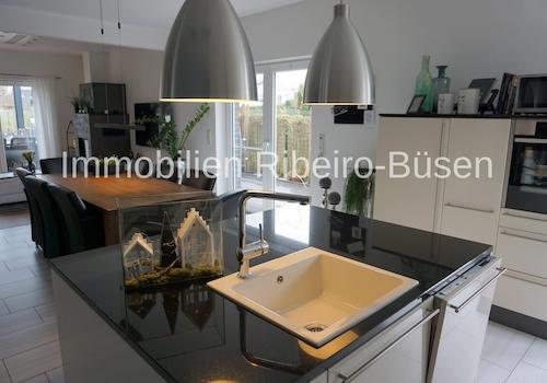 Die Einbauküche mit Inselelement