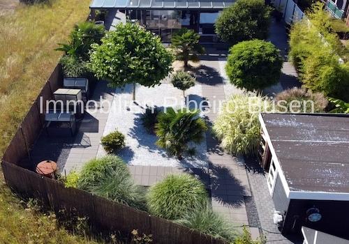 Blick auf den Garten mit Gartenhaus