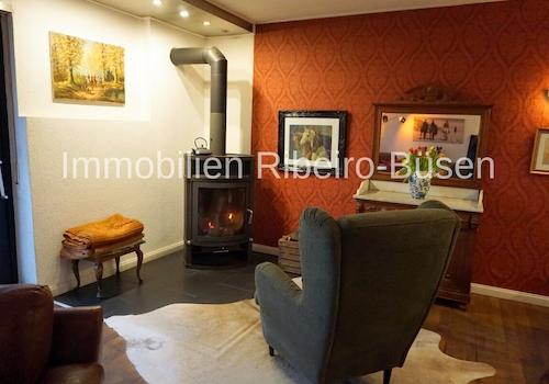 gemütlicher Sitzplatz vor dem Kamin