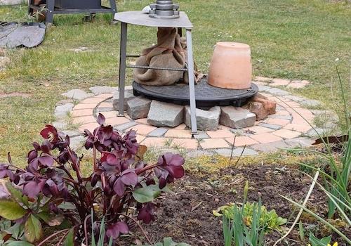 Garten mit Handschwengelpumpe