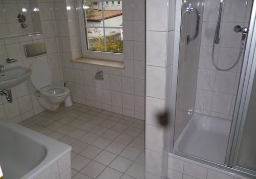 Bad mit Wanne und Dusche