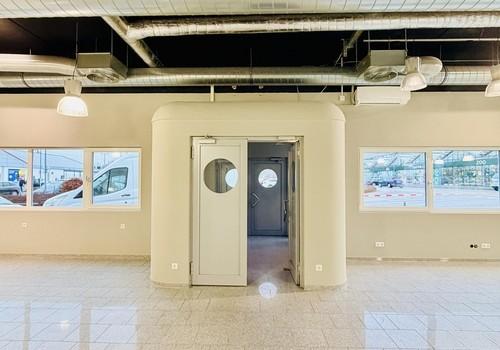 Verkaufsraum mit Windfang