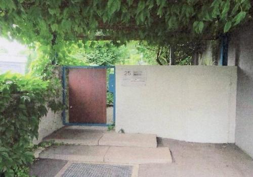 Eingang von der Strasse 