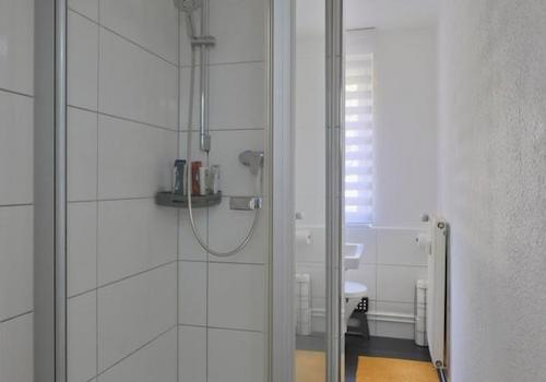 verglaste Dusche im Bad