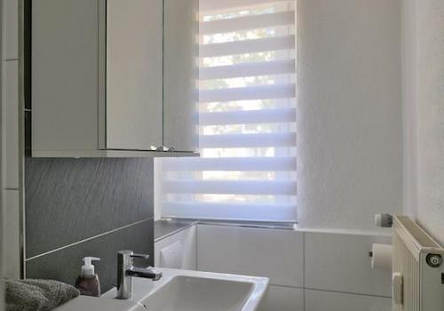 Waschmaschine, Waschtisch und WC