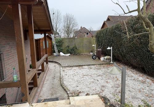 Holzterrasse mit Strand