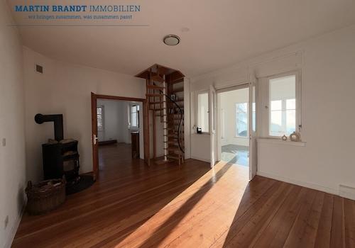 Wohnzimmer mit Kamin