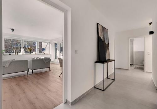 Flur mit Blick ins Wohnzimmer