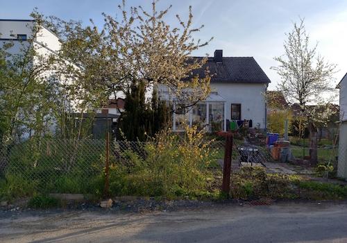 Haus Südseite mit Kirschbaum