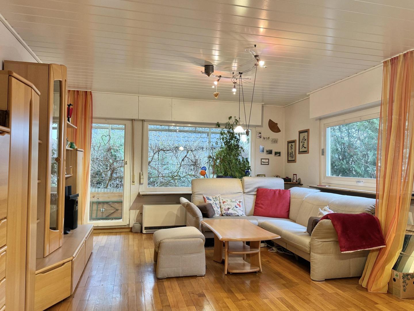 Wohnzimmer mit Ausgang auf die Terrasse