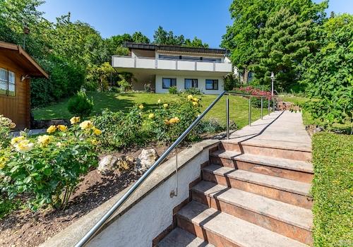 Freistehendes Einfamilienhaus in Hanglage mit traumhaftem Garten