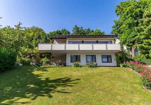 Idyllisch gelegen mit prachtvoller Gartenanlage und Südausrichtung