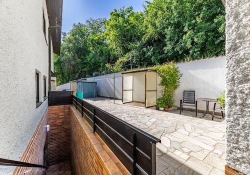 Ruhiger Außenbereich – ideal für Gartenmöbel oder Stauraum