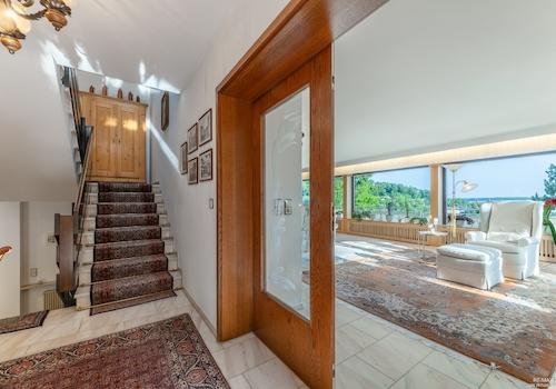 Offener Übergang: Vom Eingangsbereich direkt ins Panorama-Wohnzimmer