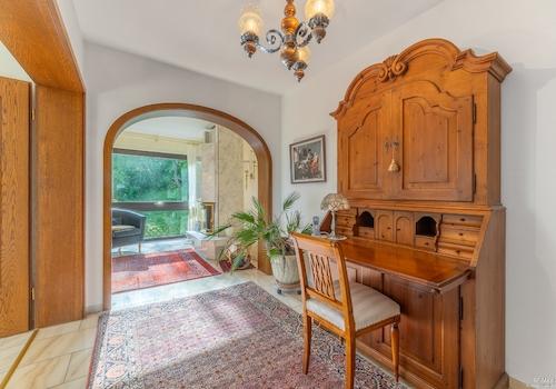 Charmanter Arbeitsbereich mit Blick ins Kaminzimmer