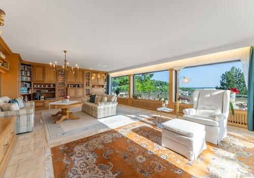 Wohnbereich mit Panoramafenster und herrlichem Ausblick ins Grüne