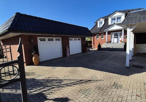 Blick auf die Doppelgarage