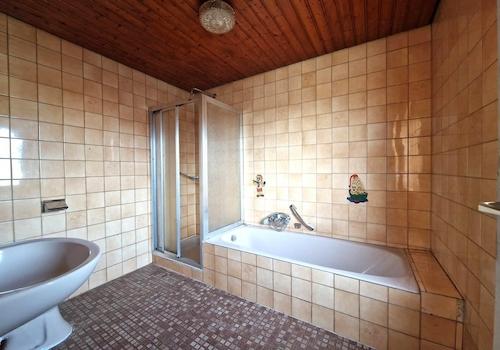 Bad mit Dusche, Wanne, WC