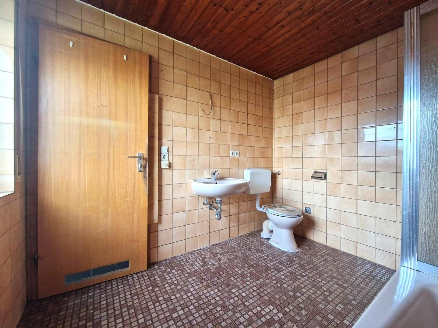 Bad mit Dusche, Wanne, WC