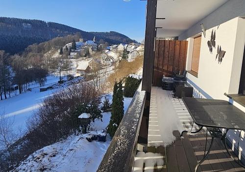 Blick auf Dorf vom Balkon