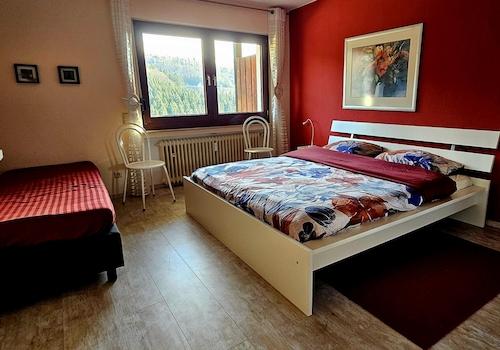 Schlafzimmer mit Zustellbett