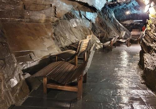 Liegestühle in den Heilstollen