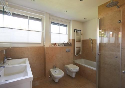 Badezimme mit Wanne und Dusche