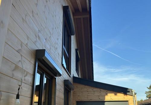 Seitenansicht mit Garage