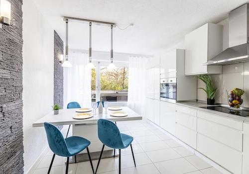 Küche mit Zugang zum Balkon