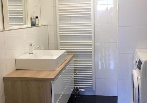 Modernes Bad mit Dusche