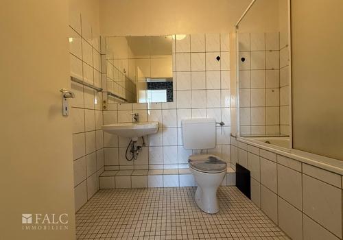 Badezimmer (Waschbecken + WC)